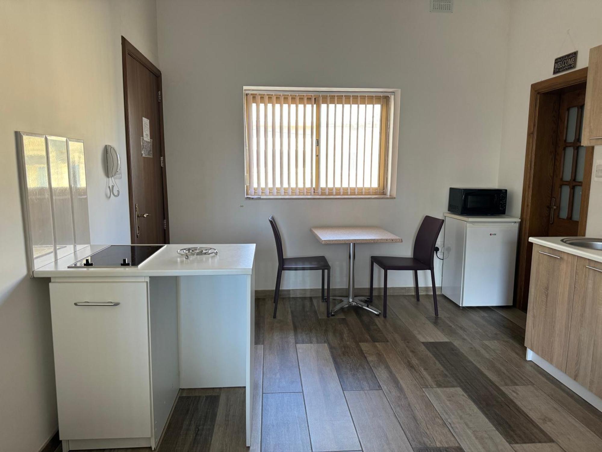 Private One Bedroom Apartment Close To Airport In Luqa Exterior photo